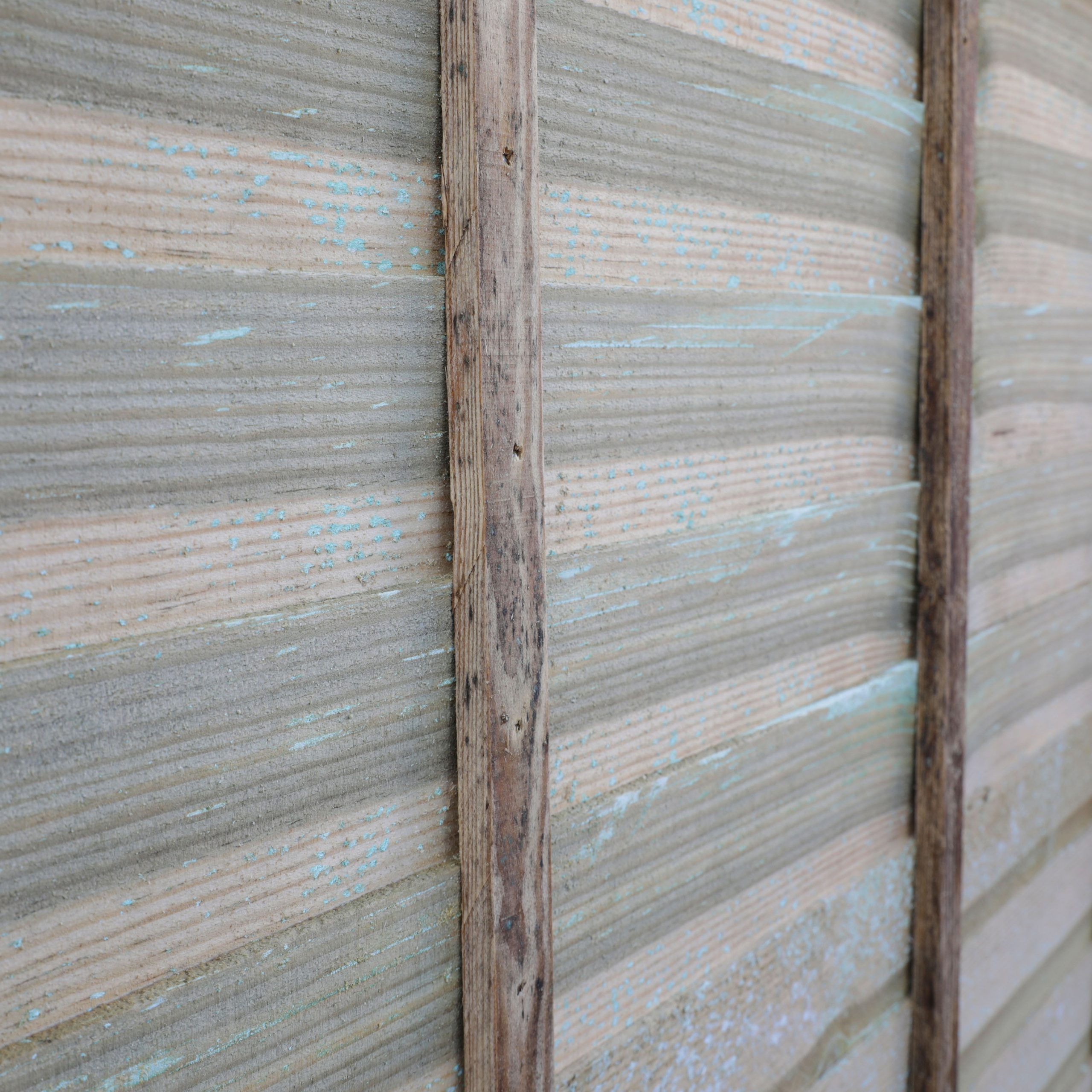 overlap-fence-panel-close-up-back