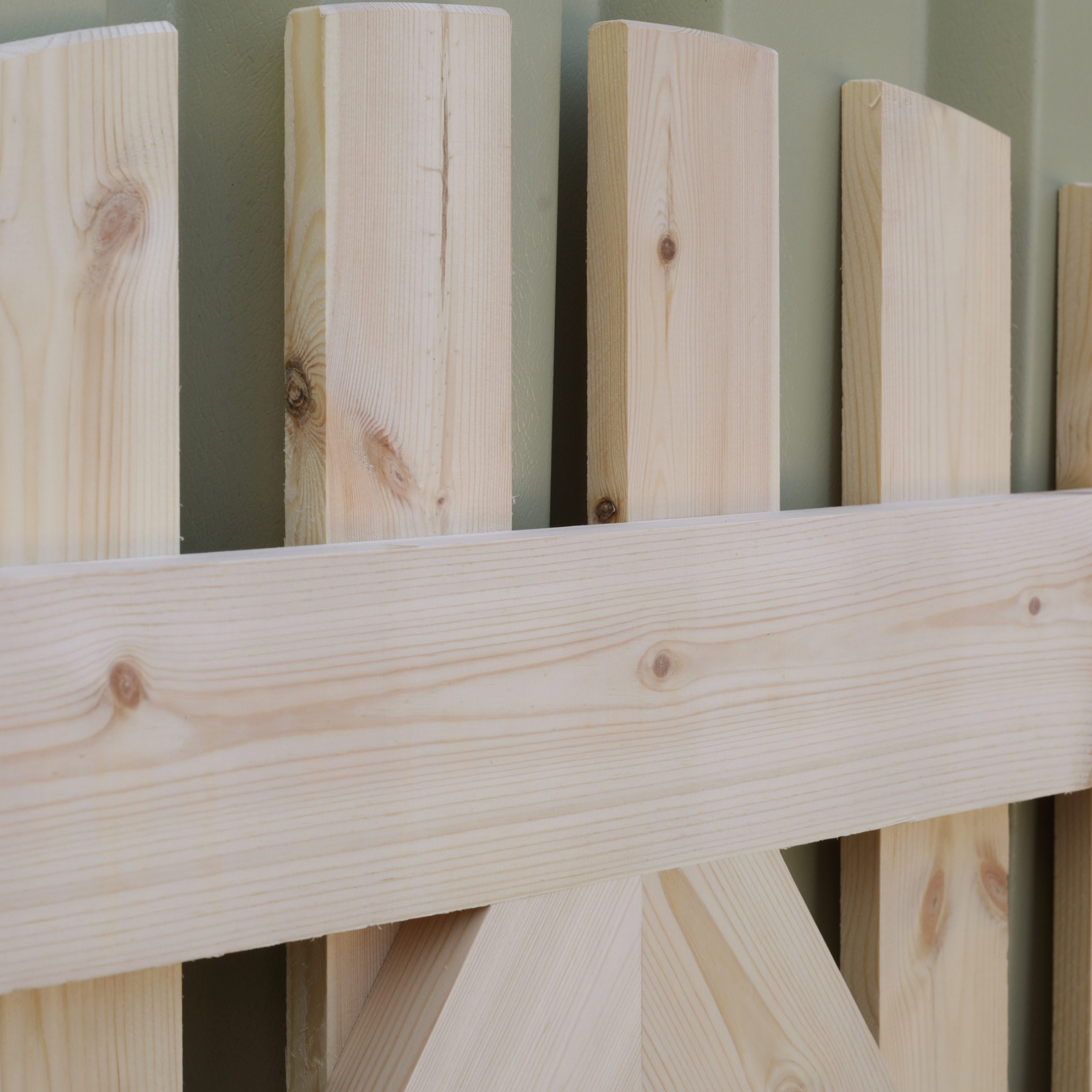 Small-Arched-Picket-Gate-Door_close-up-back 2