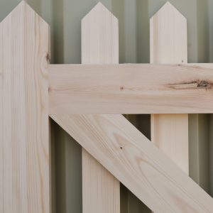 Small-Palisade-Gate-Door_close-up-back 1