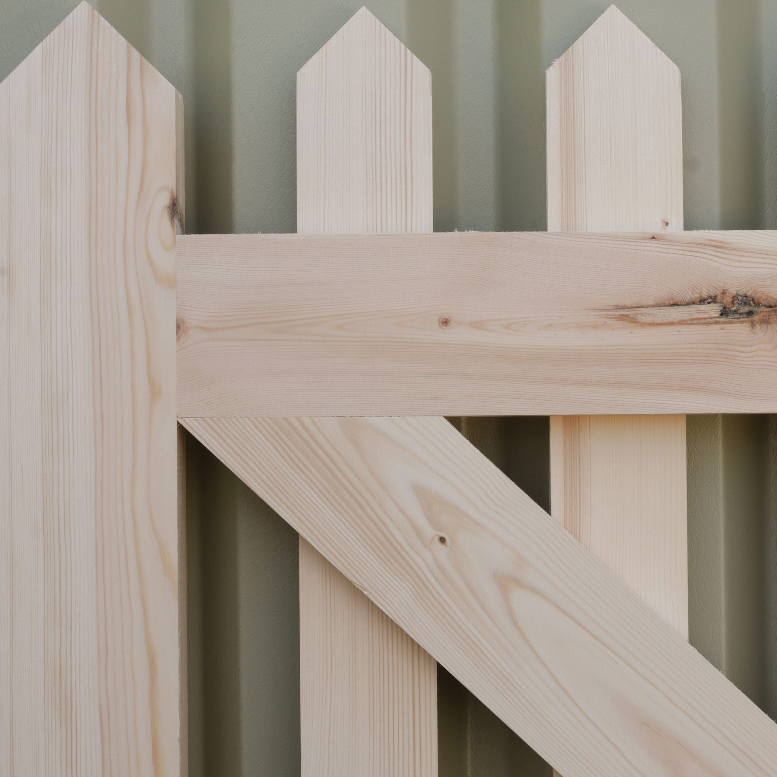 Small-Palisade-Gate-Door_close-up-back 1