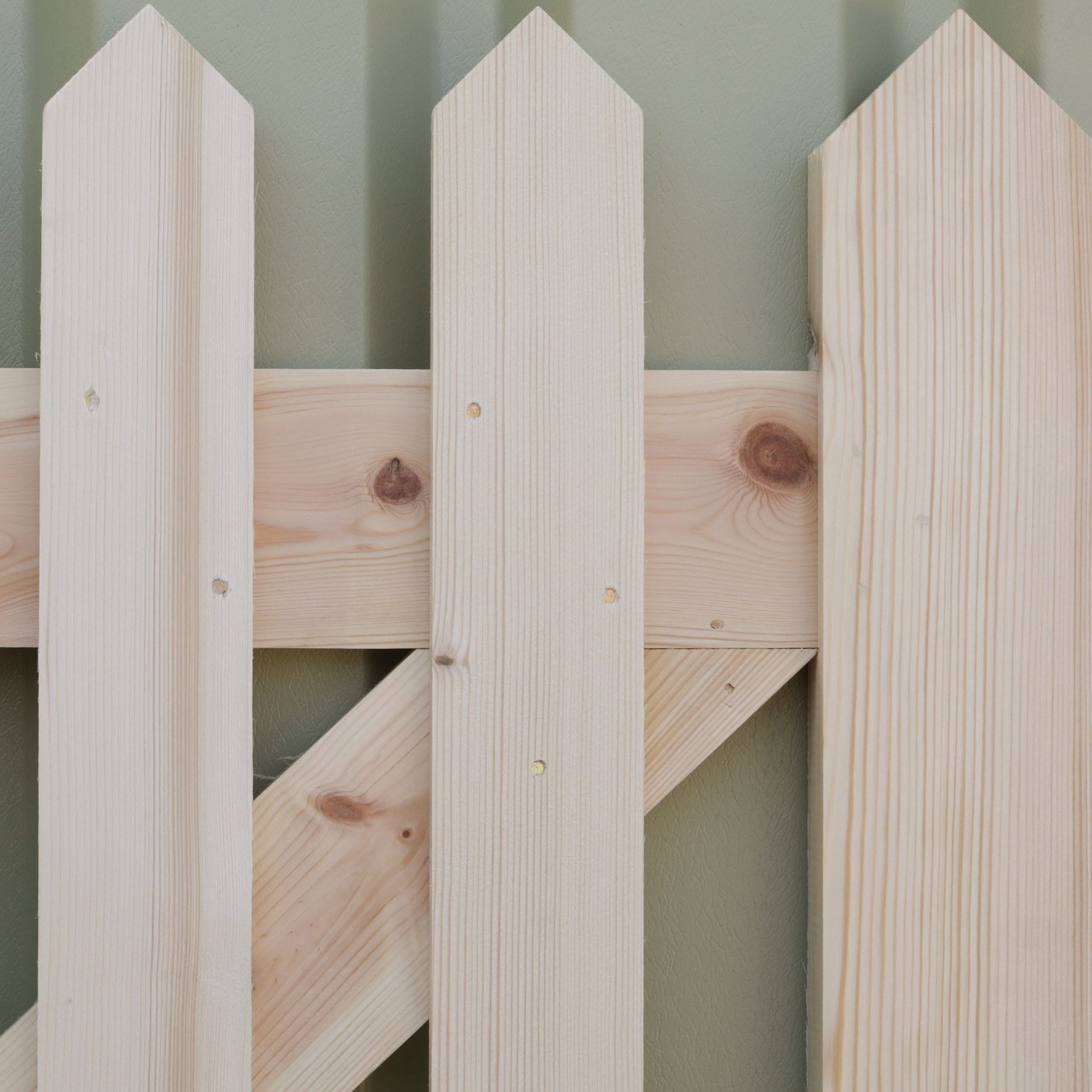 Small-Palisade-Gate-Door_close-up-front 1